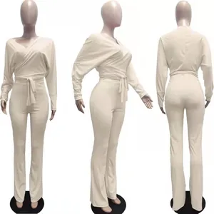 Elegante completo due pezzi in maglia a coste crema con scollo a V e fiocco in vita.