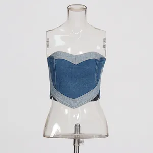 Dettaglio di un top a fascia in denim lavato con un design patchwork a forma di cuore.