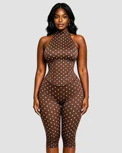 Vue détaillée de la combinaison licou marron à pois avec une taille style corset cintrée.