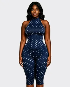 Combinaison licou à pois avec taille corsetée et pantalon raccourci pour femme.