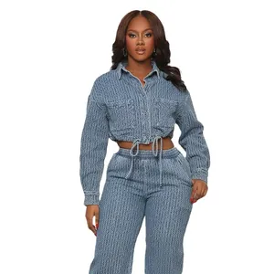Conjunto de dos piezas de mezclilla azul lavado vintage con top corto de manga larga y pantalón