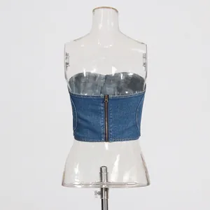 Vista posteriore dettagliata del top a tubo in denim lavato vintage con cerniera sul retro