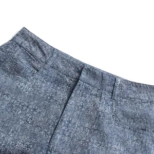Macro-detail van de broek met hoge taille met de getextureerde denim-verloopstof