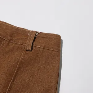 Dettaglio ravvicinato della vita e delle cuciture di pantaloni dritti retrò color marrone