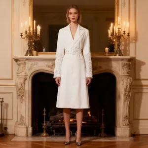Eleganter weißer mittellanger Trenchcoat mit floralen Ärmeln und passendem Taillengürtel