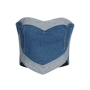 Dettaglio del patchwork a forma di cuore su un top a bustino in denim blu lavato vintage