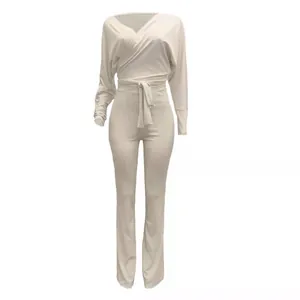 Dettaglio del completo bianco a costine con fiocco alla moda in vita