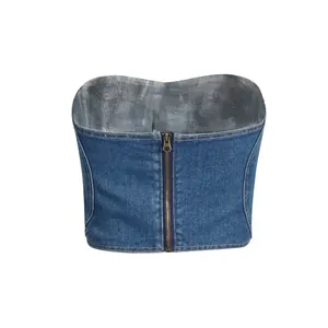 Vista posteriore di un top a tubo in denim lavato con cerniera metallica
