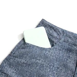 Detailopname van de zijzak van een high-waisted spijkerbroek met kleurverloop