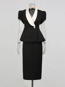 Elegantes französisches Set: V-Ausschnitt-Oberteil und schwarzer Rock mit hoher Taille