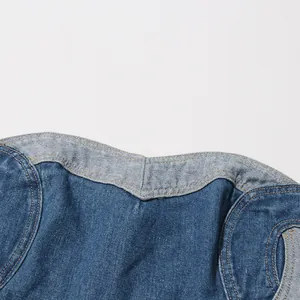 Primo piano del top a fascia in denim lavato con decorazione a cuciture a forma di cuore.