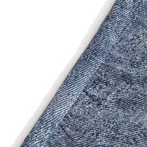 Close-up van de blauwe gradient denim textuur en de verfijnde details van de stiksels.
