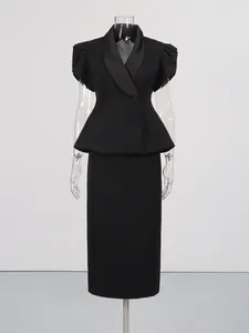 Elegantes französisches schwarzes Zweiteiler-Set mit V-Ausschnitt Top und Bleistiftrock.