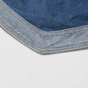 Dettaglio macro del patchwork denim lavato vintage con cuciture rinforzate