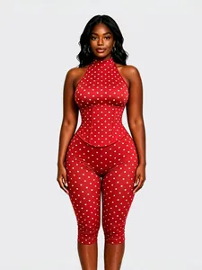 Combinaison rouge à pois blancs avec col licou et taille corsetée pour femme chic.