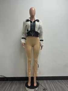 Crop jas van imitatiebont met zwarte leren panelen en beige leggings op een paspop.