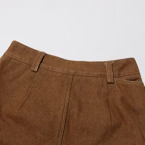 Primo piano della vita di pantaloni in denim marrone vintage con cuciture e passanti.