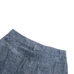 Detailweergave van blauwe high-waist broek met gradiënt, textuur en strakke afwerking