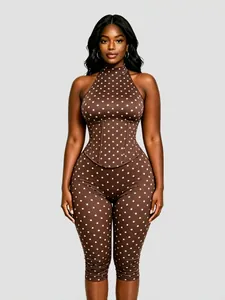 Combinaison dos nu à pois marron avec taille corset et pantalon longueur trois-quarts