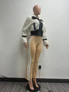 Trendy winterjas van imitatiebont patchwork met beige uitlopende broek met strepen