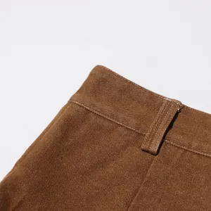 Vista macro dettagliata della vita dei pantaloni in denim marrone vintage e della trama