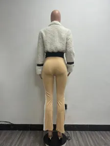 Achteraanzicht van een dames-set met teddy fleece jasje en uitlopende broek met strepen