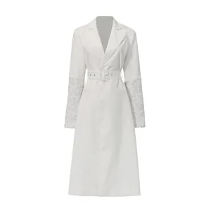 Eleganter weißer Trenchcoat mit floralen strukturierten Ärmeln und passendem Taillengürtel.