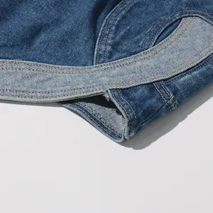 Macro dettagliata del patchwork a forma di cuore e delle cuciture su denim blu vintage