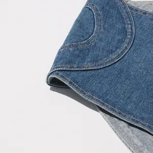 Primo piano dettagliato delle cuciture a forma di cuore su un top a bustino in denim
