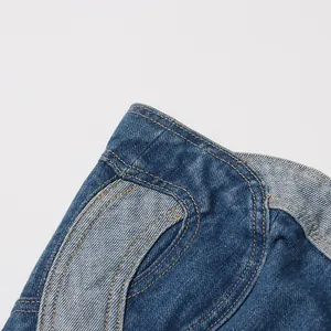 Primo piano del tessuto denim lavato vintage e del dettaglio patchwork a forma di cuore.