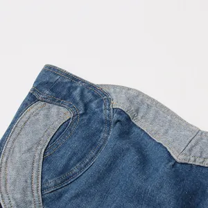 Primo piano del dettaglio patchwork a forma di cuore su un top a fascia in denim lavato