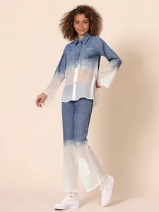 Dames tweedelige set met dégradé denim overhemd en bijpassende flare broek