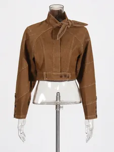 Giacca corta marrone vintage con fiocco e cuciture a contrasto su manichino