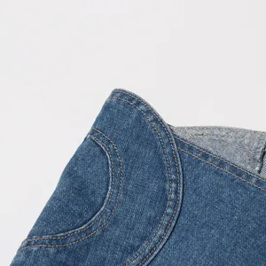 Primo piano dettagliato del patchwork a cuore su un corsetto in denim invecchiato