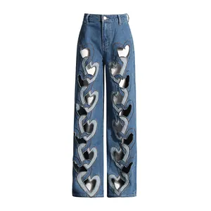 Detailansicht der herzförmigen Ausschnitte an modischen blauen Denim-Jeans
