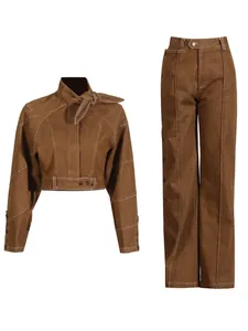 Completo vintage marrone due pezzi con giacca corta e pantaloni dritti per donna