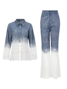 Modieuze tweedelige set met denim overhemd met kleurverloop en flared broek met hoge taille