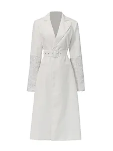 Eleganter weißer mittellanger Trenchcoat mit Blumen-Patchwork-Ärmeln und passendem Gürtel.