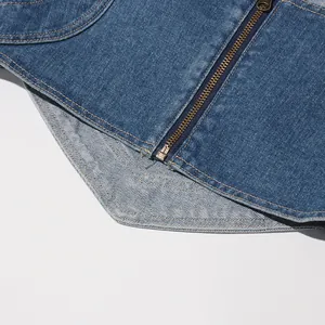 Primo piano dettagliato di un top a fascia in denim lavato vintage con cerniera