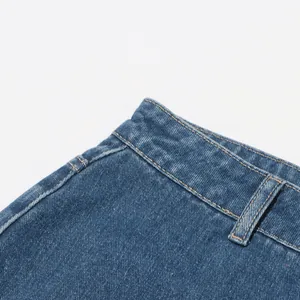 Detaillierte Nahaufnahme von stylischen High-Waist-Jeans mit feiner Stoffstruktur
