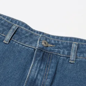 Nahaufnahme der Taille von High-Waist-Denim-Jeans mit Nähten und Metallknopfverschluss