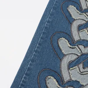 Detail mit kreativem herzförmigem Denim-Patchwork auf blauen Jeanshosen