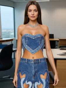 Top in denim retrò con patchwork a forma di cuore e pantaloni in jeans coordinati per donna