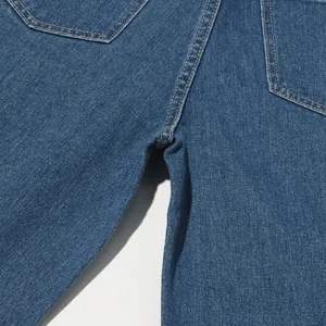 Detailansicht der Nähte und Gesäßtaschen einer hoch taillierten blauen Jeanshose