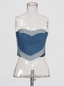 Top a fascia in denim lavato retrò con motivo a cuore patchwork su manichino chiaro