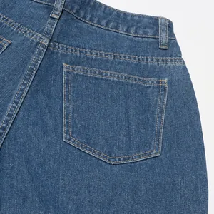 Detailansicht der Gesäßtasche einer hoch taillierten blauen Jeans mit gelben Nähten