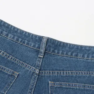 Detailansicht einer blauen Jeans mit hoher Taille, Kontrastnähten und Tasche