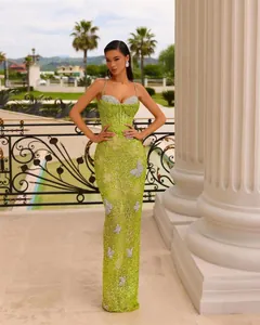 Elegante abito da sera lungo verde lime con paillettes e applicazioni di farfalle