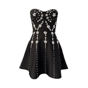 Prachtige strapless zwarte cocktailjurk met strass-steentjes en een wijde A-lijn rok