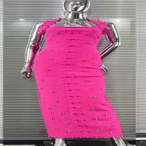Elegantes, pinkfarbenes Halter-Bandage-Kleid mit dekorativen silbernen Strasssteinen